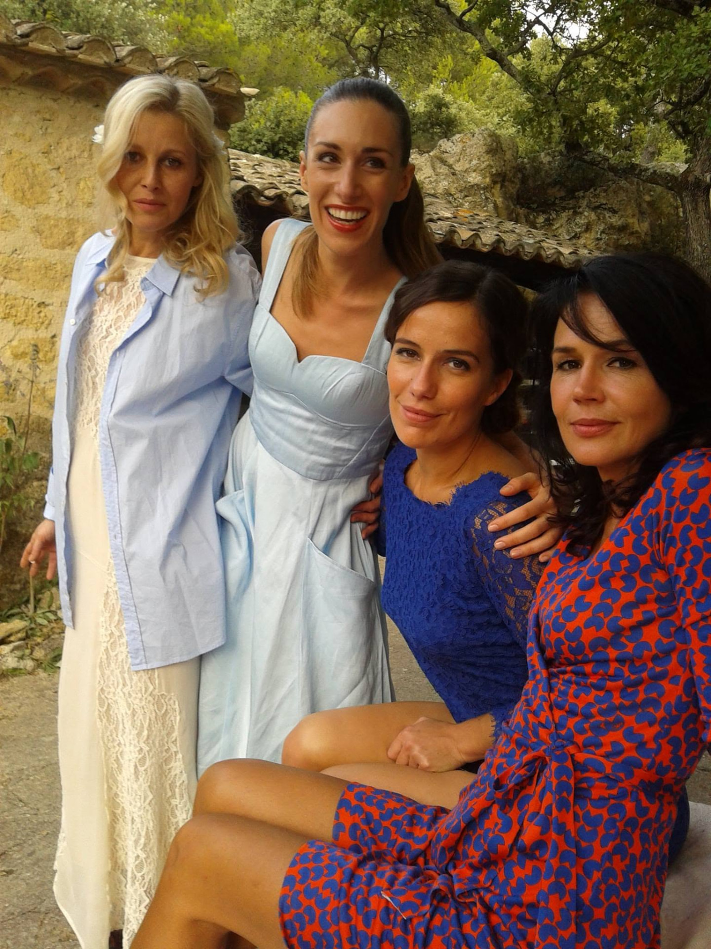 Elisabeth Theodorou with fellow actresses on the set of Le Cœur des hommes